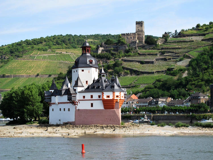vpředu zbarokizovaný Pfalzgrafenstein z r. 1326, vzadu hrad Gutenfels